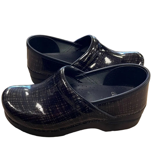 Dansko Clogs 38 Black Multi